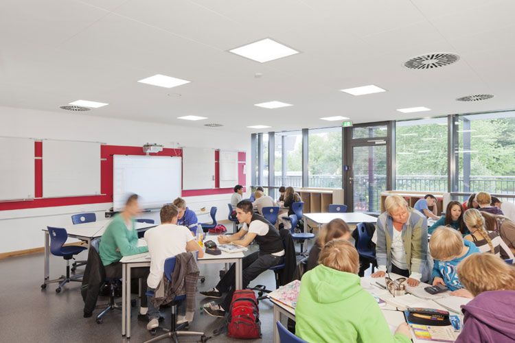 Akustikdecke in einem Klassenraum | Foto: Ecophon; Hans Georg Esch Akustikdecke in einem Klassenraum | Foto: Ecophon; Hans Georg Esch